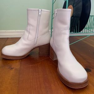 NEW Urban Outfitters white retro boots🌞